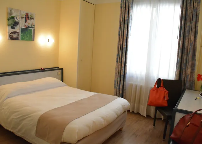 Hotel Logis Restaurant De France Saint-Geniez-dʼOlt