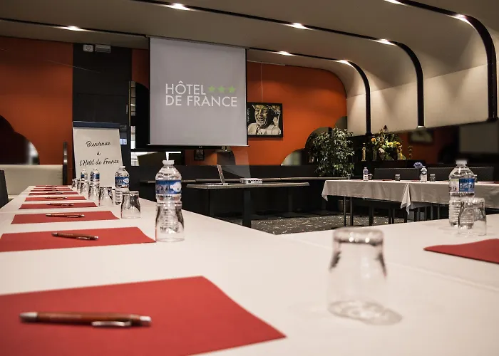 Hotel Logis Restaurant De France Saint-Geniez-dʼOlt