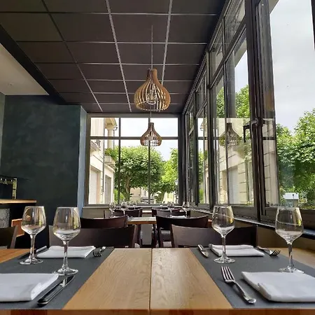 Logis Restaurant De France Otel Saint-Geniez-dʼOlt