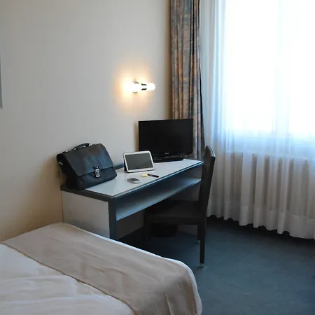 Hotel Logis Restaurant De France Saint-Geniez-dʼOlt